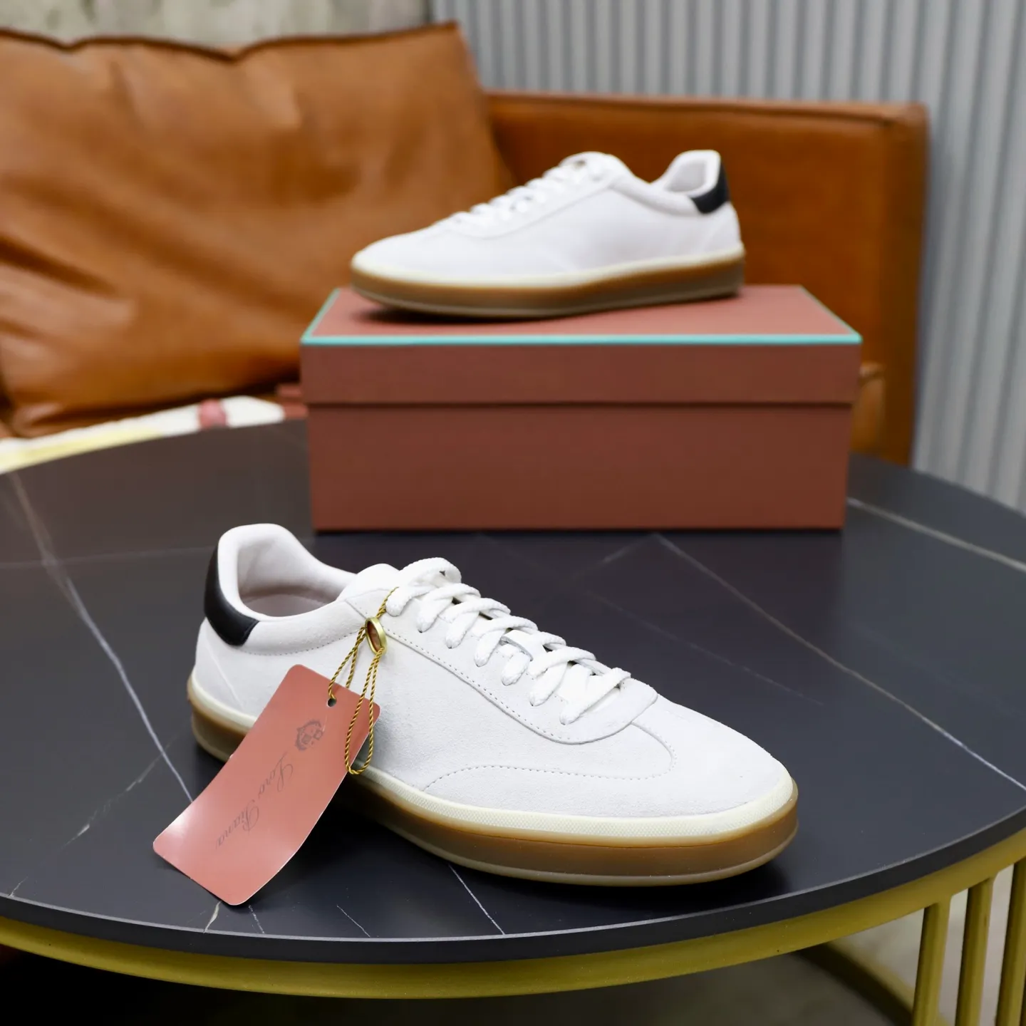 Ex-factory price: 560💰Loro Riana men’s moral training sneakers! Made from high-quality materials and designed in a low-cut silhouette, it offers an elegant and stylish look that's suitable for year-round wear. The unique double-layer sole aesthetic design, caramel cup-shaped outsole is decorated with off-white rubber trim, creating an attractive color combination. Pair with tailored pieces or jeans for a sophisticated yet casual look. The heel is decorated with soft cow leather tongue with Kummel color inserts and cotton laces with embossed LP logo. Upper: cow split suede. Lining: original thickened soft sheepskin. Size: 38-39-40-41-42-43-44 (customized in 45.46)